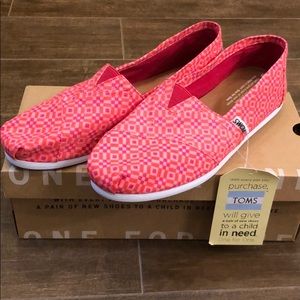 NWT Toms Classic Cayenne Canvas Tile Slip On
